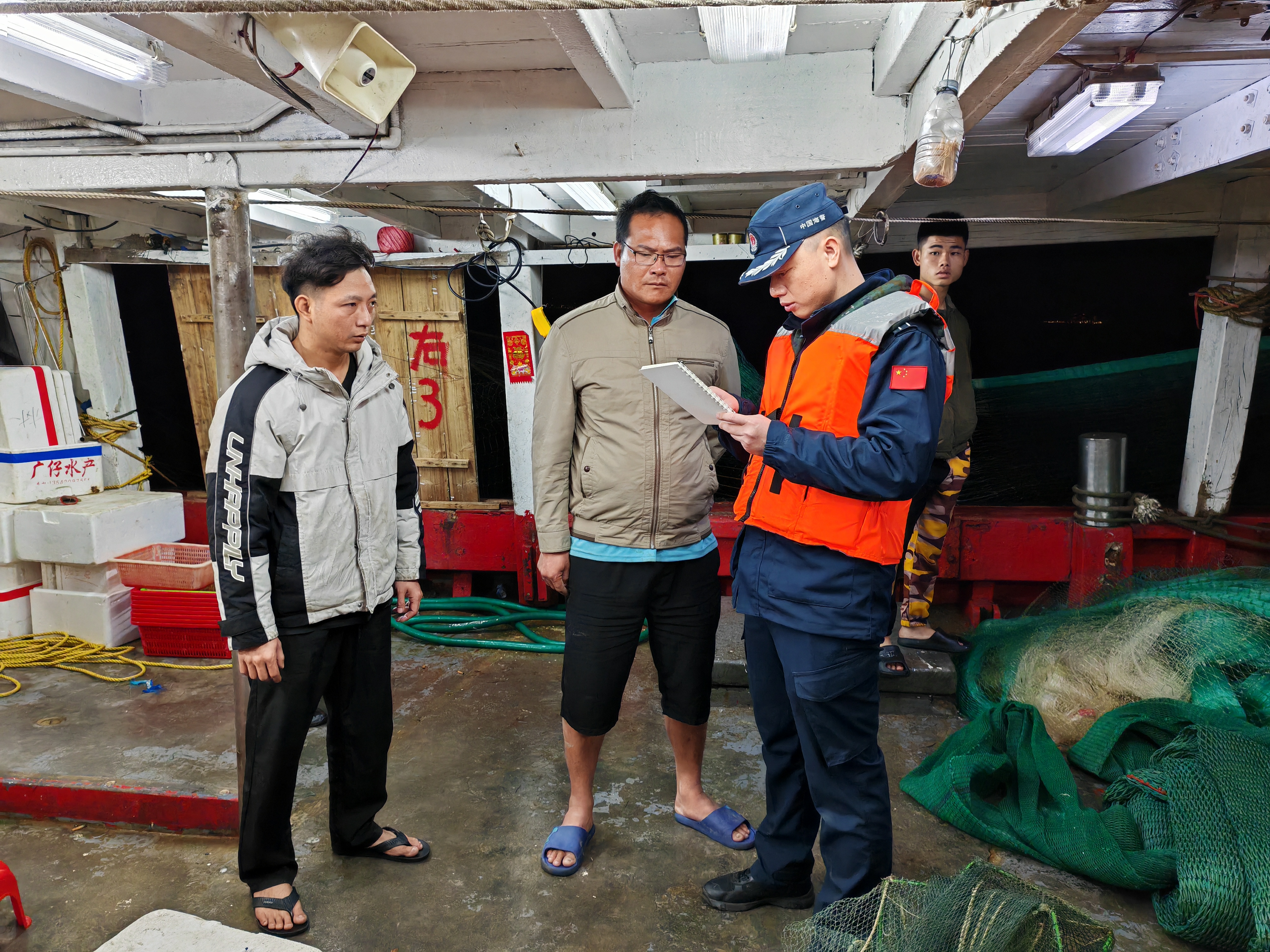“海上枫桥”化解纠纷，深圳海警局获赠锦旗