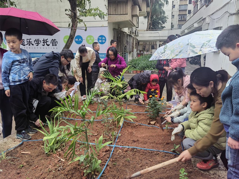 助力“百千万工程”|园岭街道红荔社区开展亲子家庭植树活动