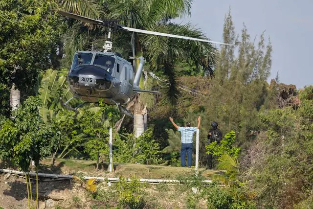 2024年3月21日，在位于海地首都太子港的多米尼加共和国使馆，一架直升机准备撤离人员。新华社/美联