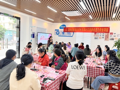 龙华区金龙湖社区举办三八妇女节精油口红DIY活动