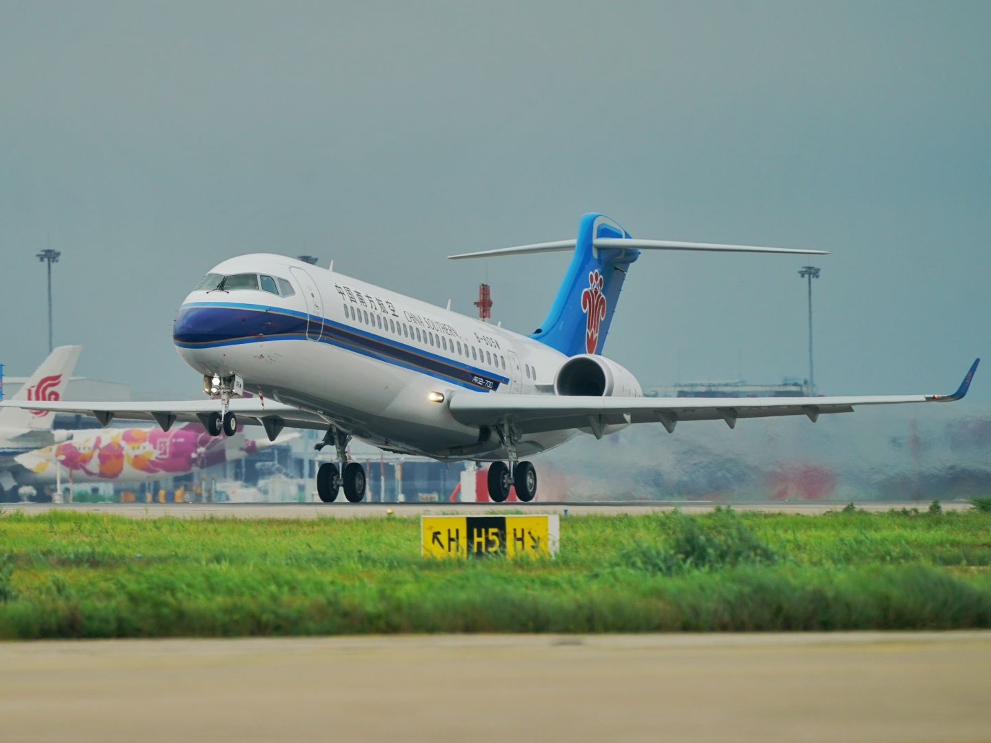 三大航空央企去年减亏近九成，今年国际航线有力恢复 