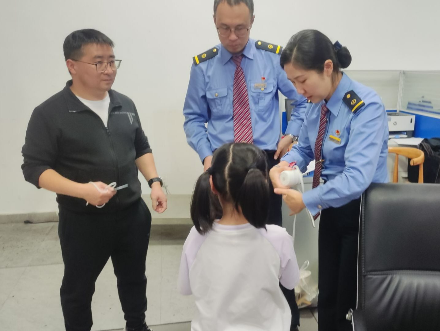 家长匆忙赶车遗落女儿，深圳北站暖心护佑团圆