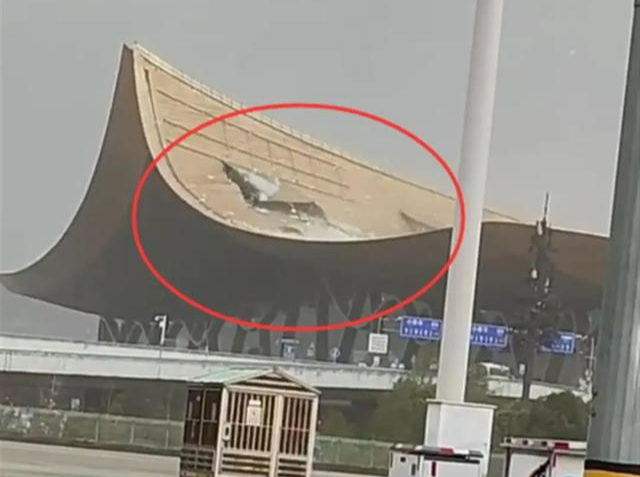 “航站楼屋顶碎片漫天飞舞”？昆明长水国际机场遭大风袭击，官方通报