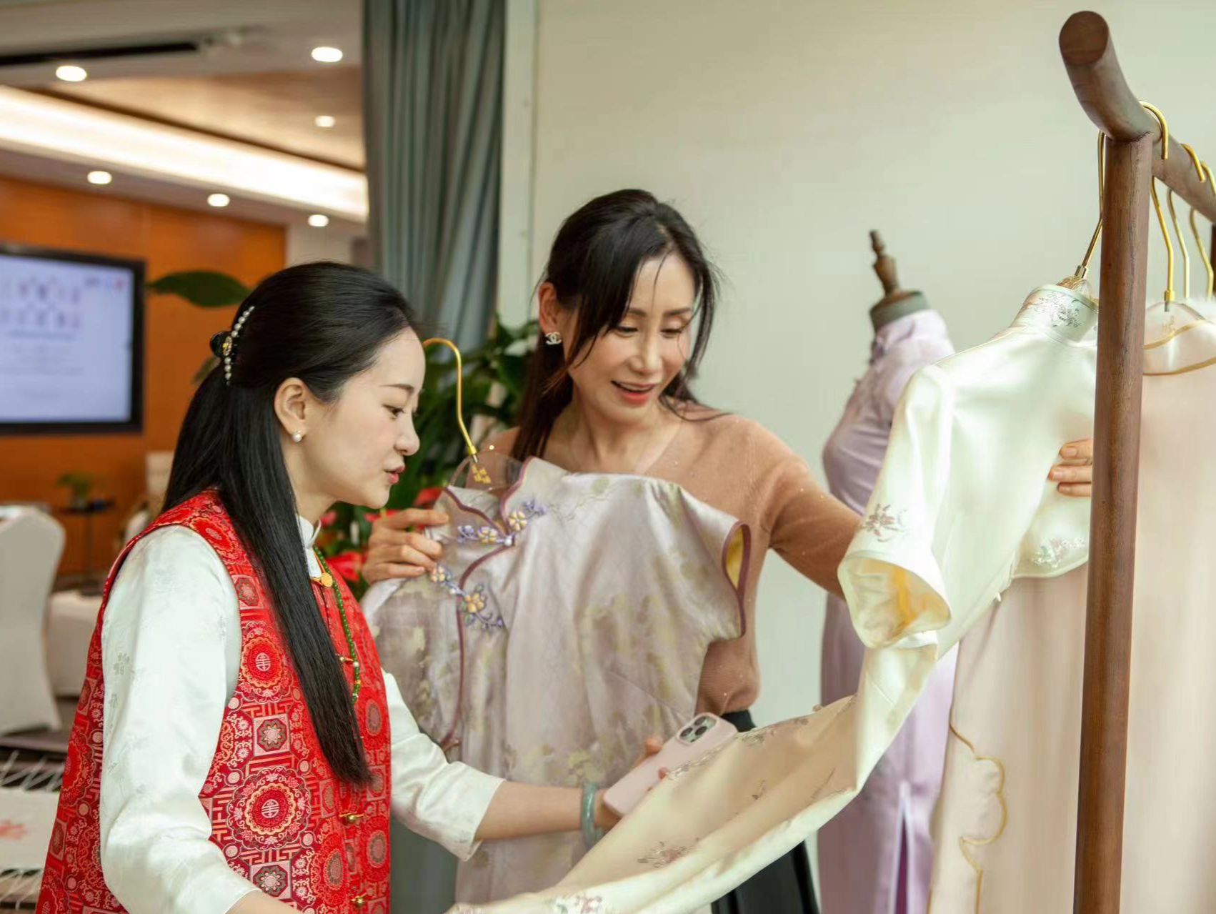 粤海街道盛赞女性力量，后海商圈共话女性榜样