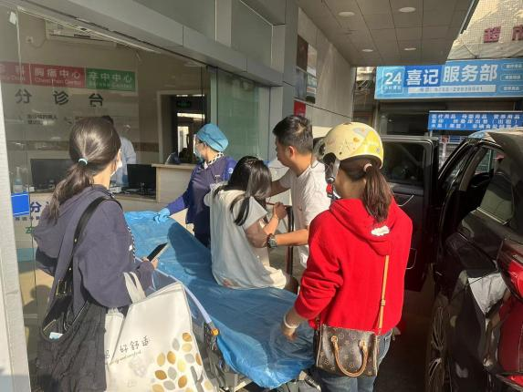 孕妇临产情况紧急 交警安全护送就医
