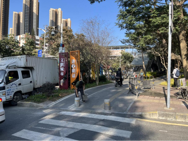 提升慢行空间品质 吉华街道拔除废弃立杆103根  