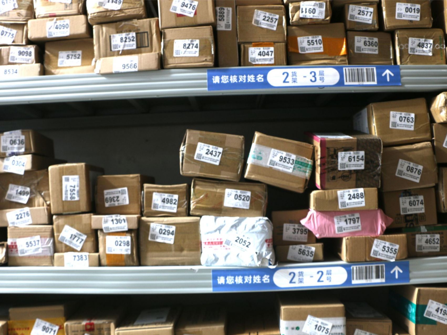 快递新政首日：多家快递公司按客户需求配送，专家称仍需规范和完善