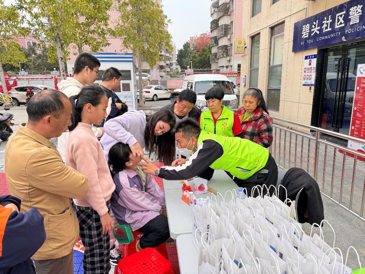 碧头社区开展“学雷锋，展技艺，做公益”惠民集市活动
