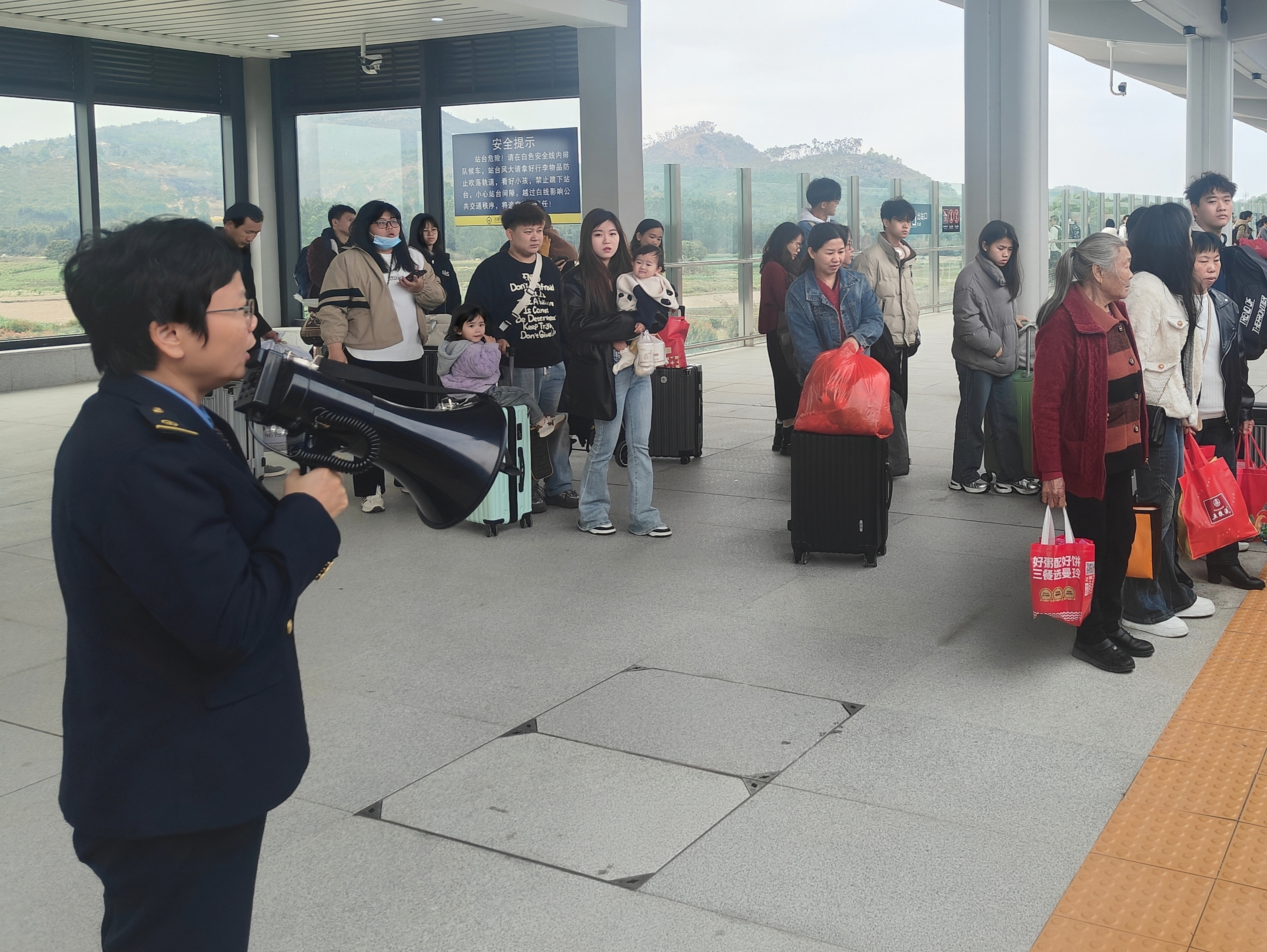 坚守岗位30余年情暖铁路旅客，她见证铁路飞速发展