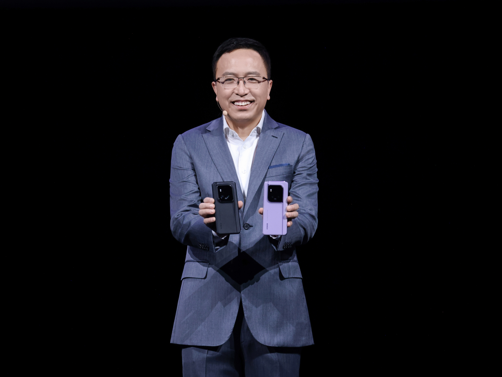 荣耀Magic6系列旗舰手机国内发布，AI研发费用累计已达100亿