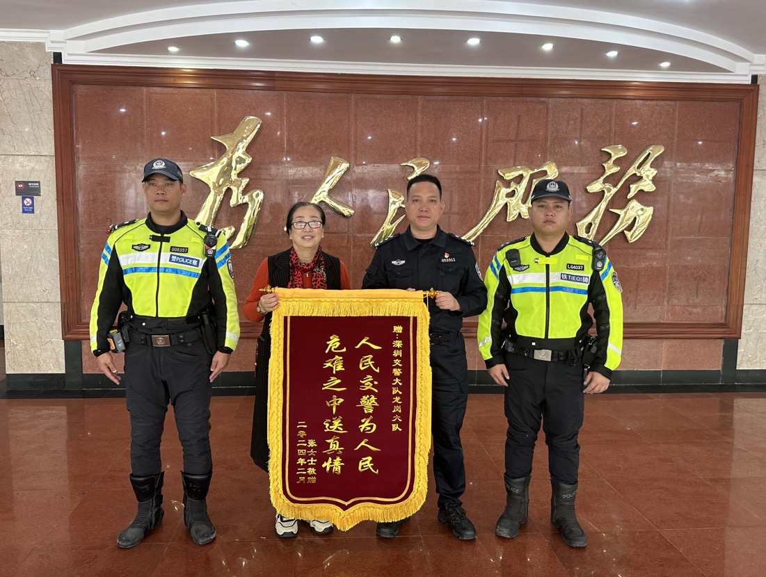司机中途停车求助，龙岗交警铁骑护送就医