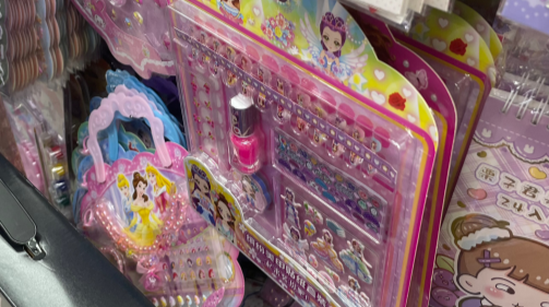 “儿童化妆品”夹在玩具中售卖？