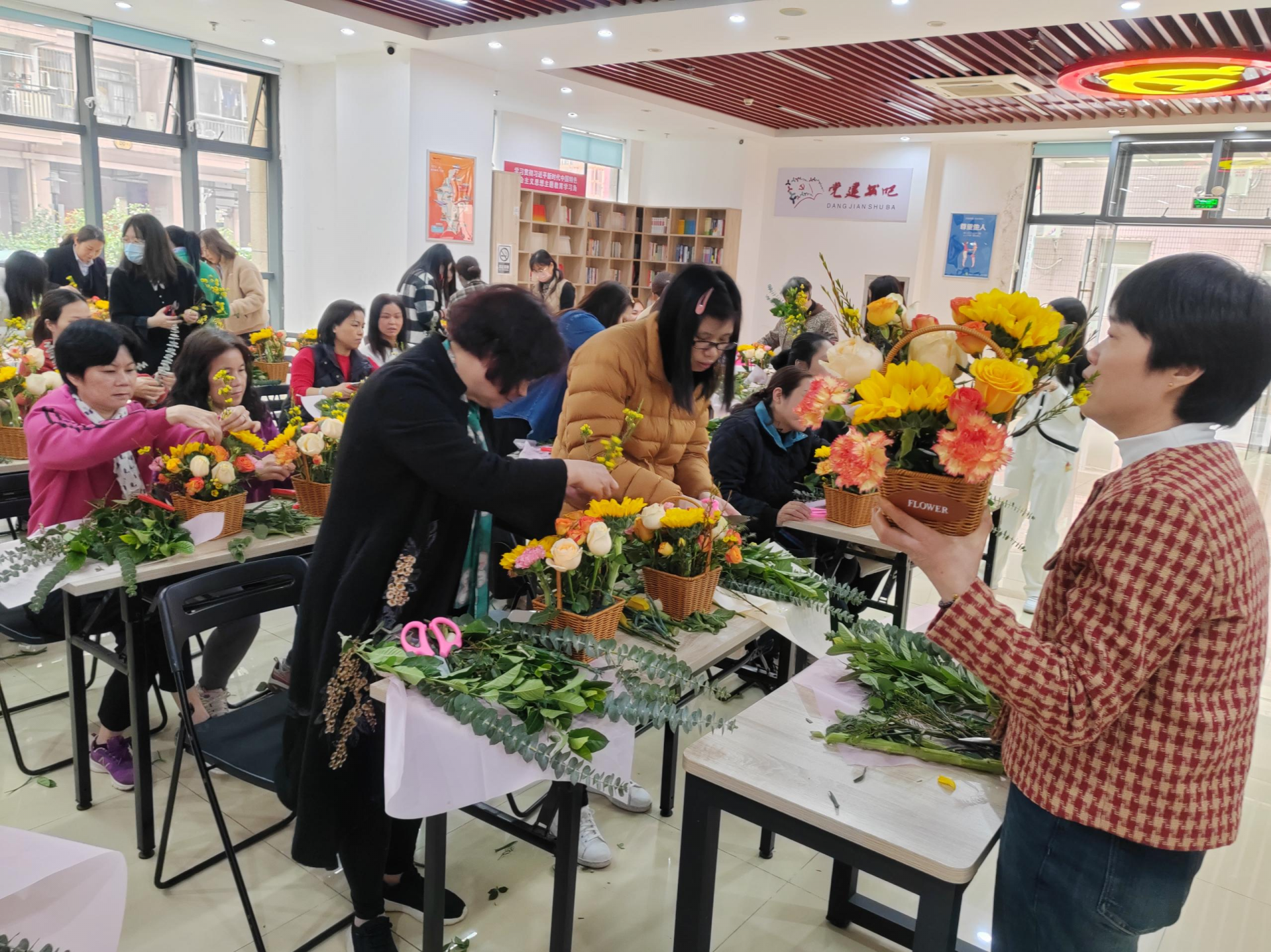 江边社区开展“红色家风 传承文明”三八妇女节插花活动