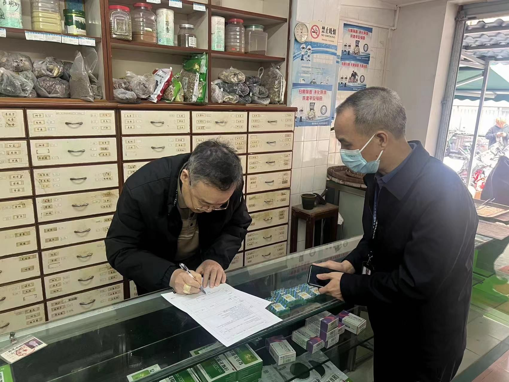 南山区卫生监督所开展跨区交叉巡查 督促医疗机构依法执业
