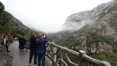 浙江温州：雨后雁荡山云雾缭绕 美如仙境引客来