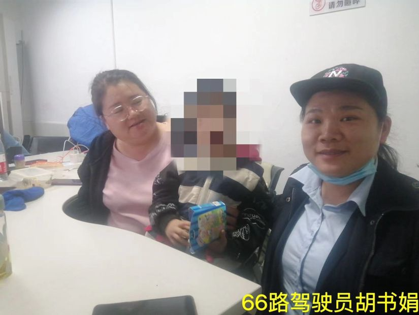 行车路遇走失孩童，深圳巴士集团女驾驶员热情助其返家