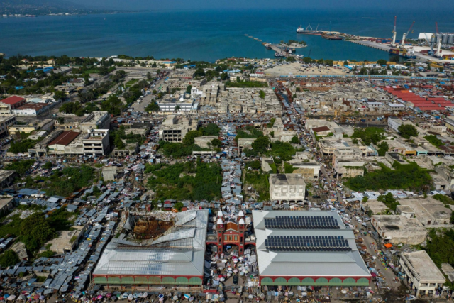 这是2021年10月23日航拍的海地太子港一处市场。新华社/法新