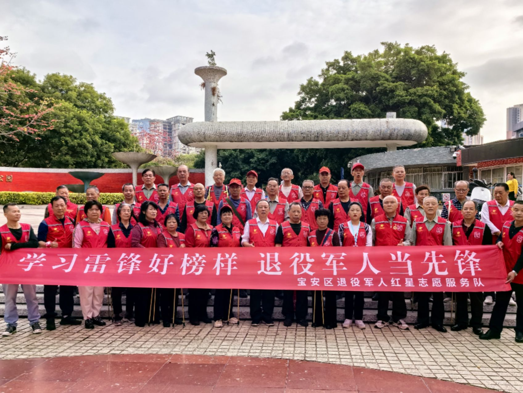 学雷锋纪念日，宝安区退役军人红星志愿服务队深入一线服务社会