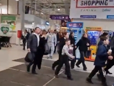 收到爆炸警报，俄罗斯圣彼得堡一购物中心进行紧急疏散