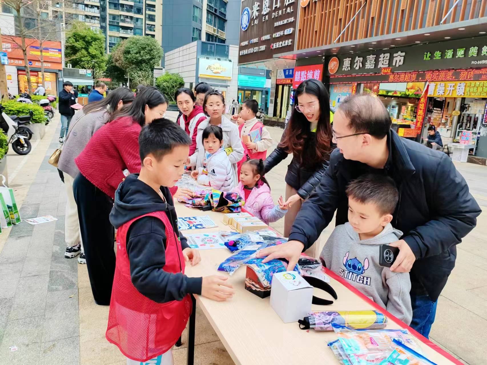 黄阁坑社区开展“弘扬雷锋精神·传递爱心力量”义卖活动