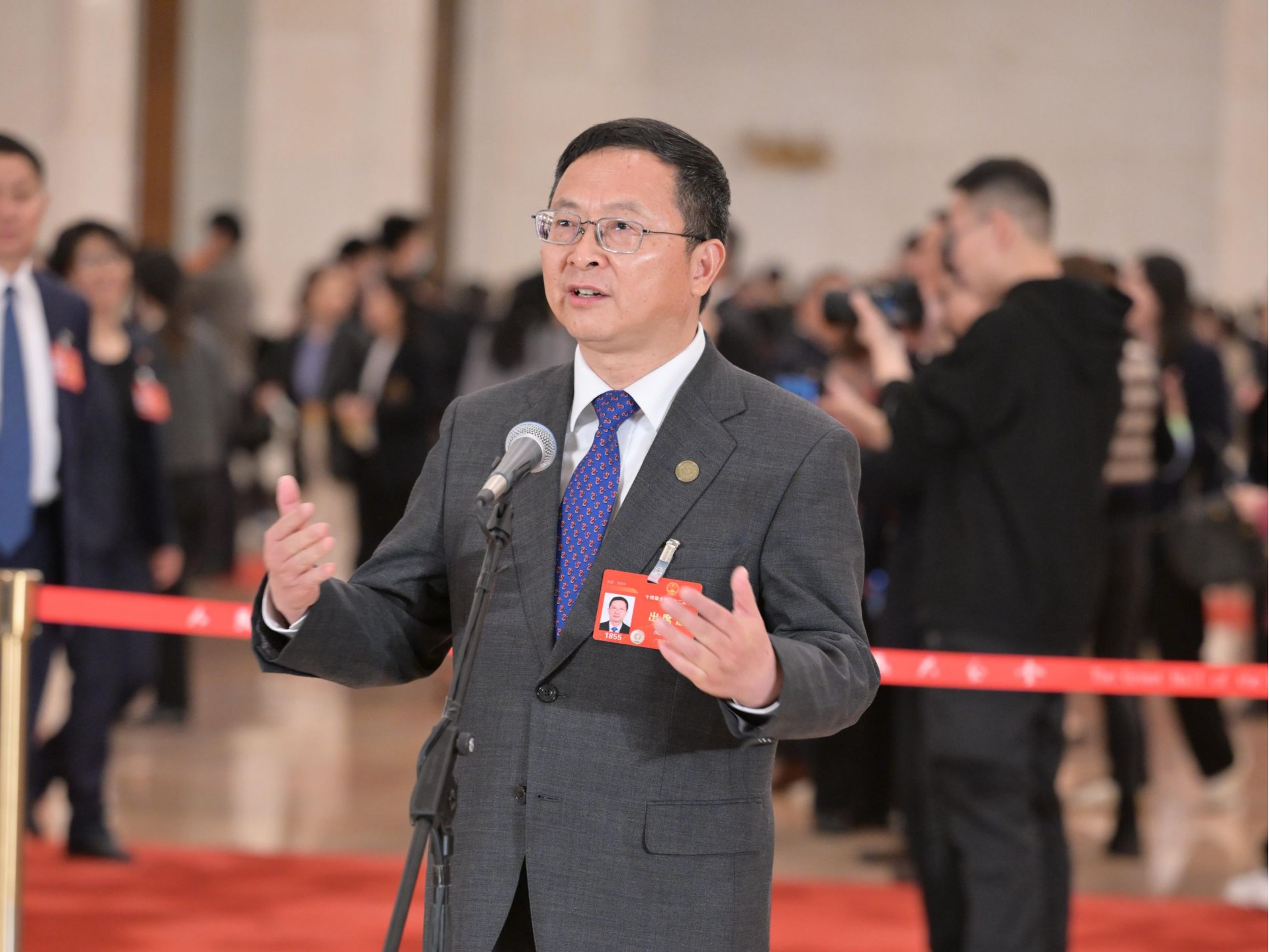 中山大学校长高松走上“代表通道”：面对未来的不确定性，需要培养有创造力的人才