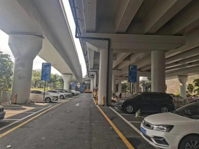 龙岗南湾街道创新解决片区停车难问题，立交桥下划出130个停车位