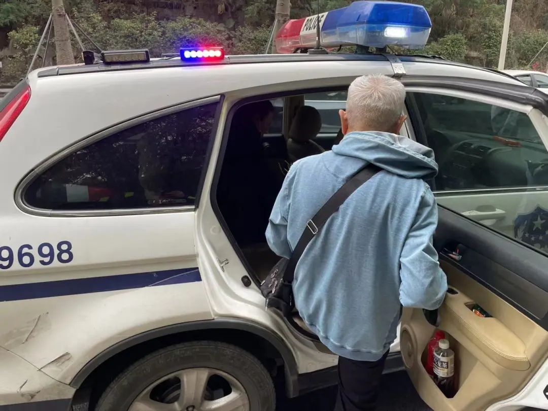 “我不知道该怎么谢你” 老人误上快速路吓出汗，交警铁骑及时出现