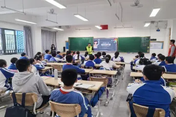 园岭街道开展“开学第一课 护航青春不‘毒’行”班会课