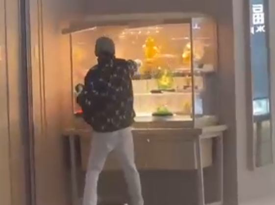一男子抢劫珠宝店，被捕时自称“不是中国人”，杭州警方通报