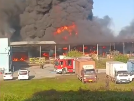 广州一单层汽配仓库发生火灾，暂无人员伤亡