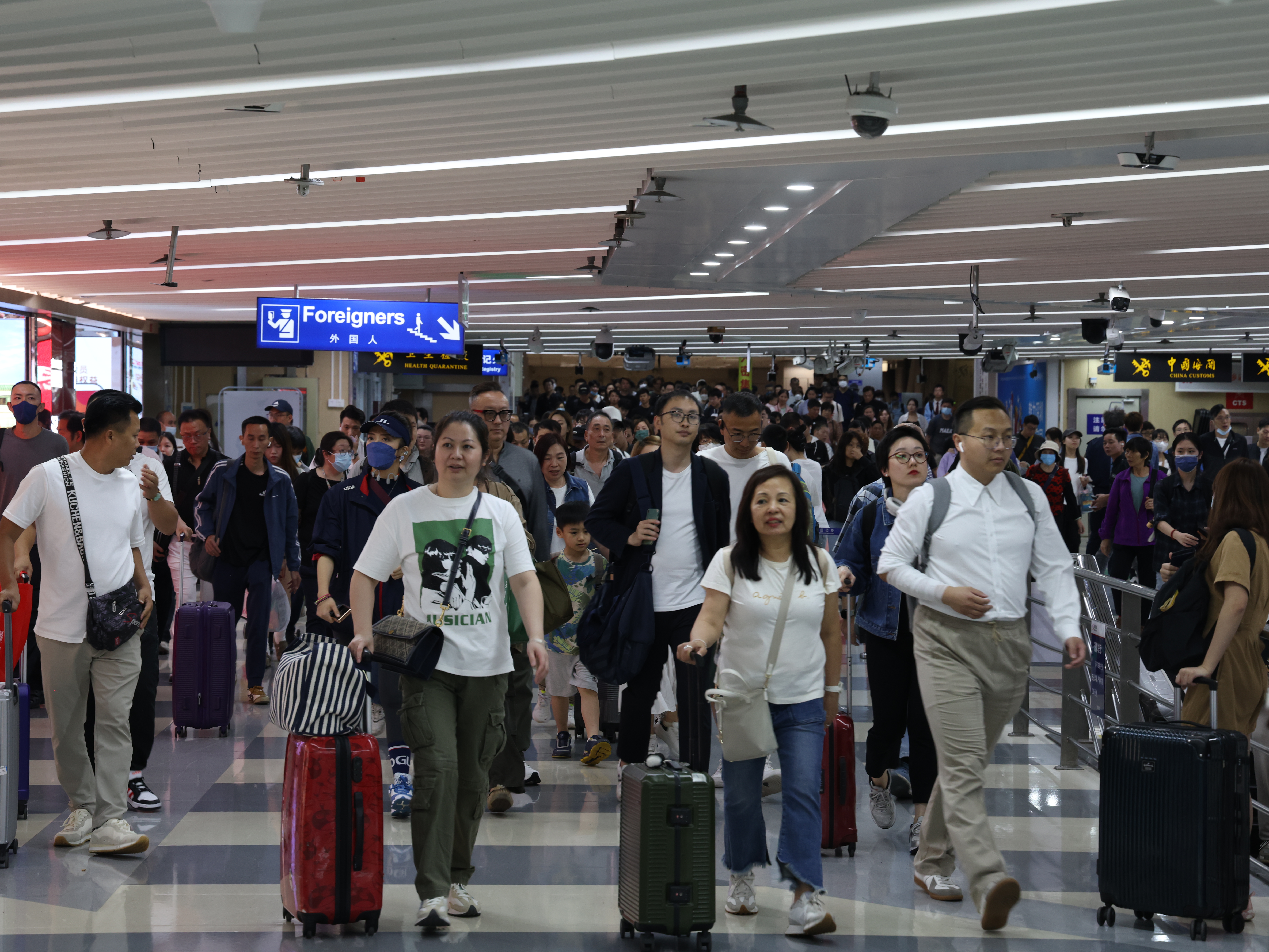创新高！香港公众假期首日罗湖口岸通关客流超24万人次 