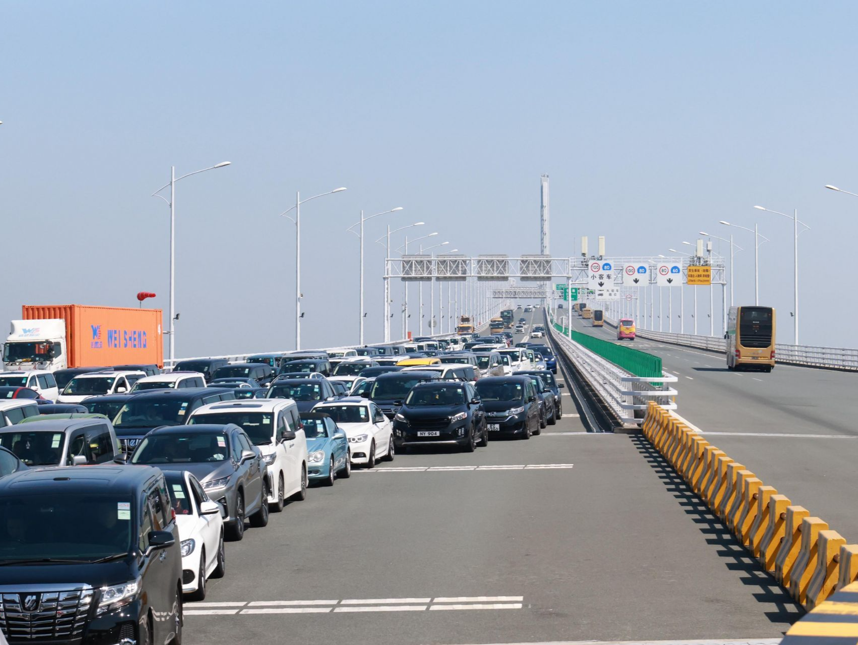 “港车”充电可扫码 停车服务更便利