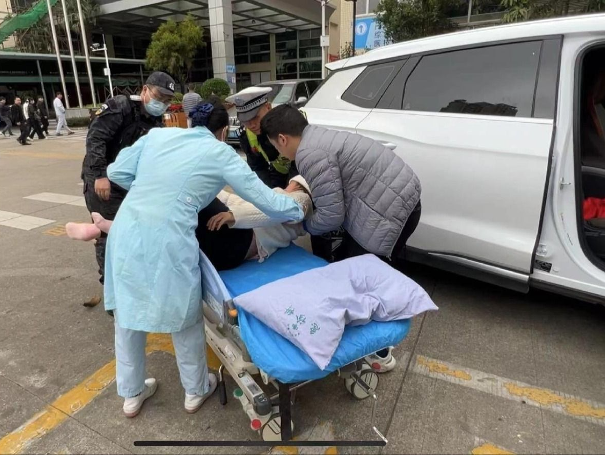早高峰孕妇羊水破裂紧急求助，深圳交警安全护送就医