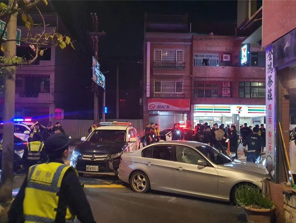男子深夜扫射警察局！台湾街头上演警匪激烈枪战 现场开枪超50发