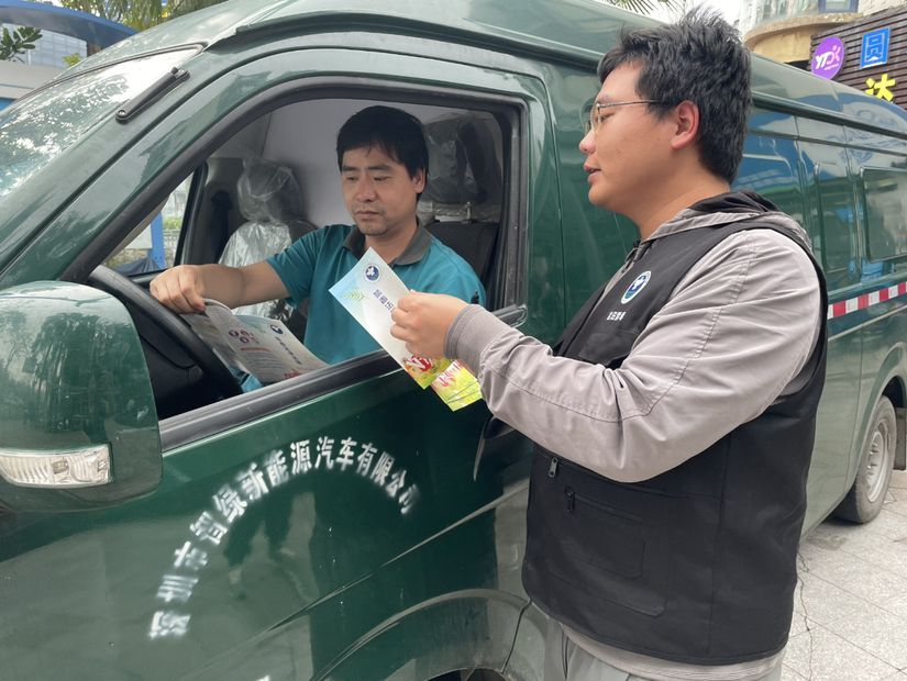 梅沙街道开展禁毒宣传进物流活动