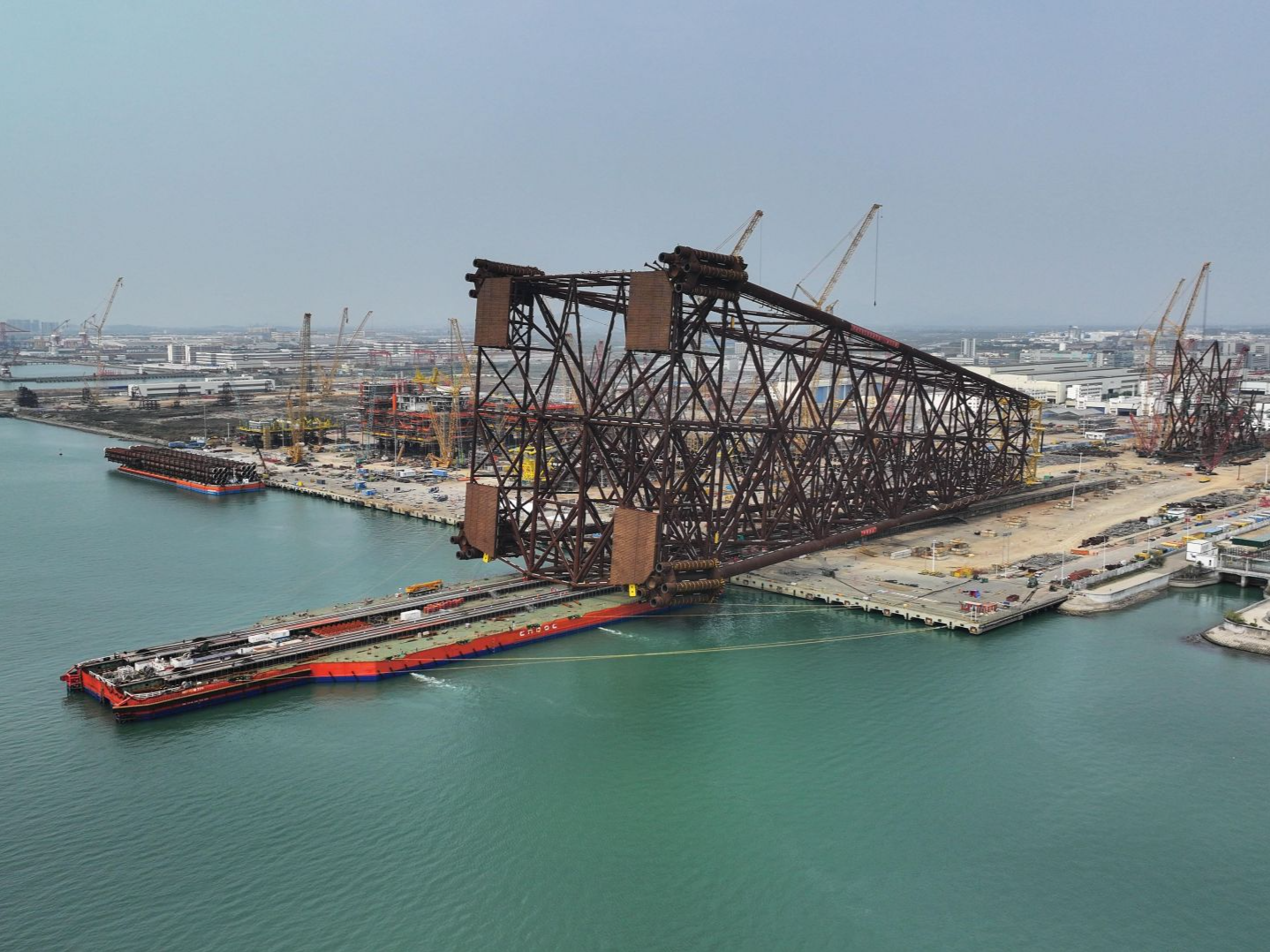 亚洲第一深水导管架“海基二号”建造完工 工程刷新多项亚洲纪录