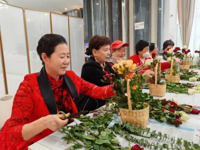 桂园街道组织退休女职工开展艺术插花活动