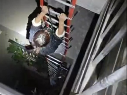 女子为救宠物猫深夜翻越阳台被困，深圳消防高空救援