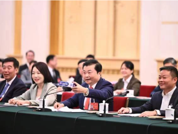 中医药产业如何“老树开新花”？广东代表现场拿出了一支牙膏……