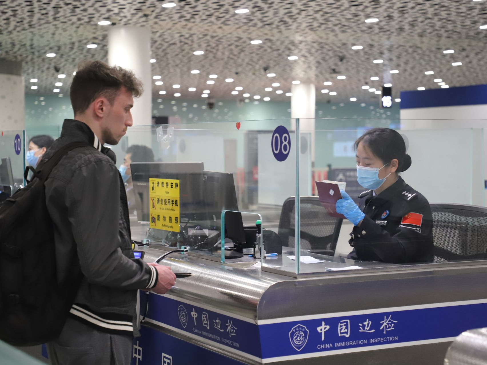 中国对瑞士等6国试行免签 深圳机场边检站全力保障相关国家旅客顺畅通关