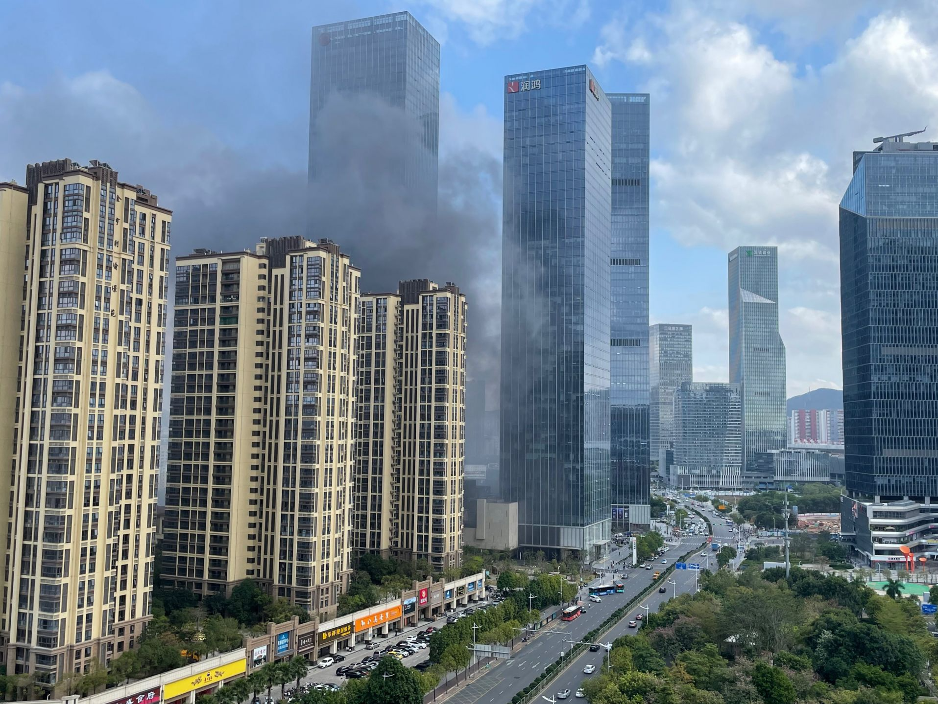 无人员伤亡！龙华一大厦突发火情