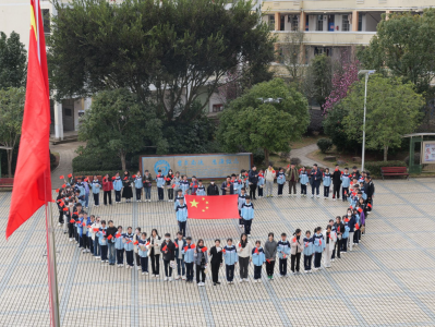 东江源头饮水思源，60余名香港中学生唱响《我和我的祖国》