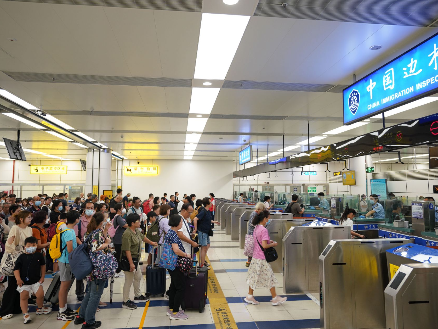 错峰出行！深港口岸入境方向出现瞬时客流高峰