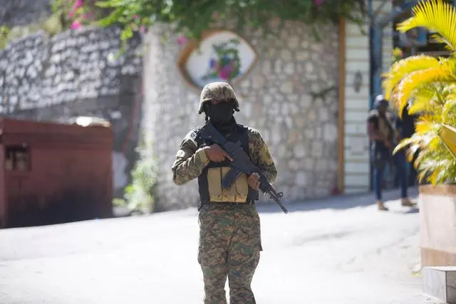 2021年7月7日，在海地太子港，一名士兵在时任海地总统莫伊兹的住所旁执勤。新华社发（库坦摄）