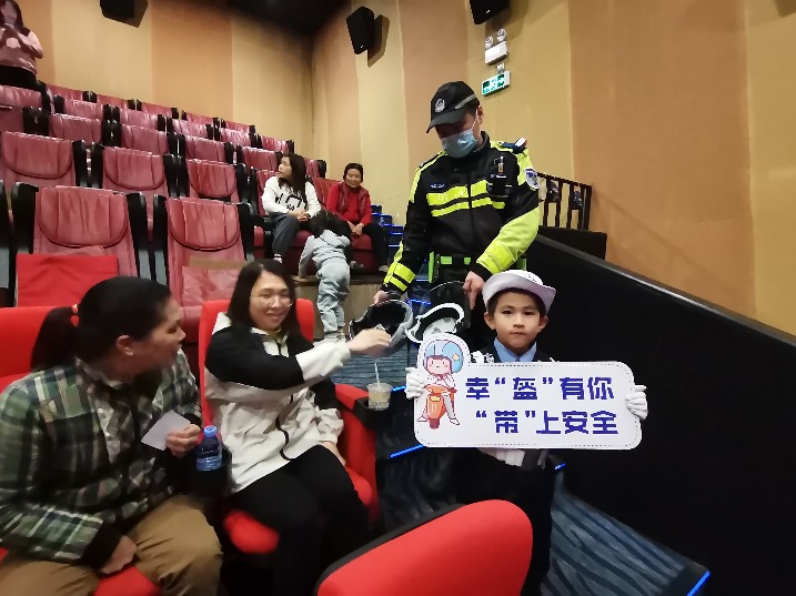 交警发布|交通安全宣传进社区 “零距离”宣传交通安全