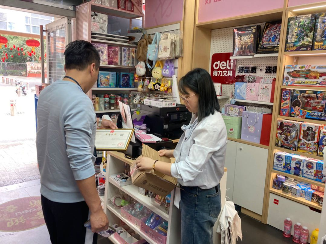 龙华区开展校园周边“扫黄打非”及食品安全检查专项行动。