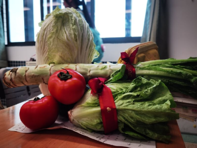 创意奖励挺“食”在！深圳一高中给优秀学生发蔬菜瓜果