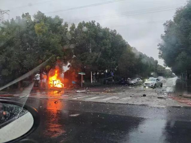 小鹏汽车再回应“雨天飙车失控散架起火”：未开辅助驾驶功能，碰撞前高速驾驶