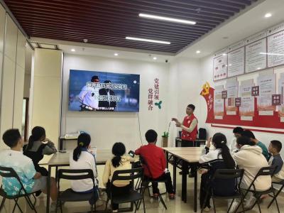 江边社区开展青少年志愿者环境保护小组活动