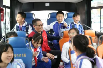 园岭奋战“百千万”① | 开通4个月，这辆“萌萌哒”的“益园巴士”守护孩子安全上学路